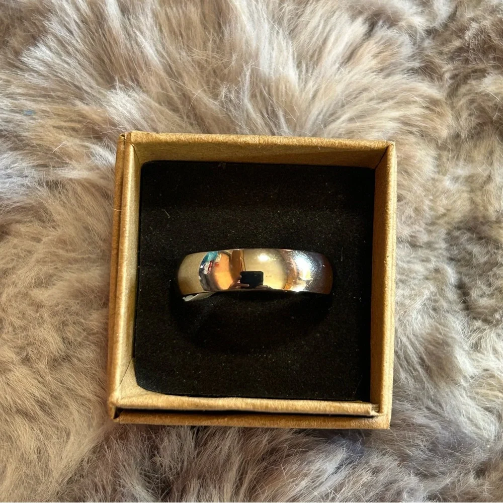 Men’s 6mm polished Titanium comfort band wedding ring NIB 11.5